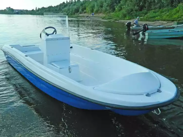 Стеклопластиковая лодка Пингвин с консолью (тримаран) в Салавате