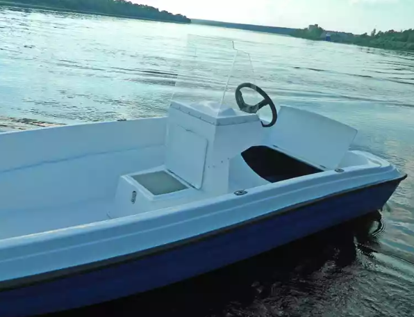 Стеклопластиковая лодка Пингвин с консолью (тримаран) в Салавате