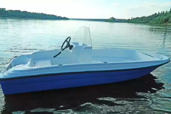 Стеклопластиковая лодка Пингвин с консолью (тримаран) в Салавате