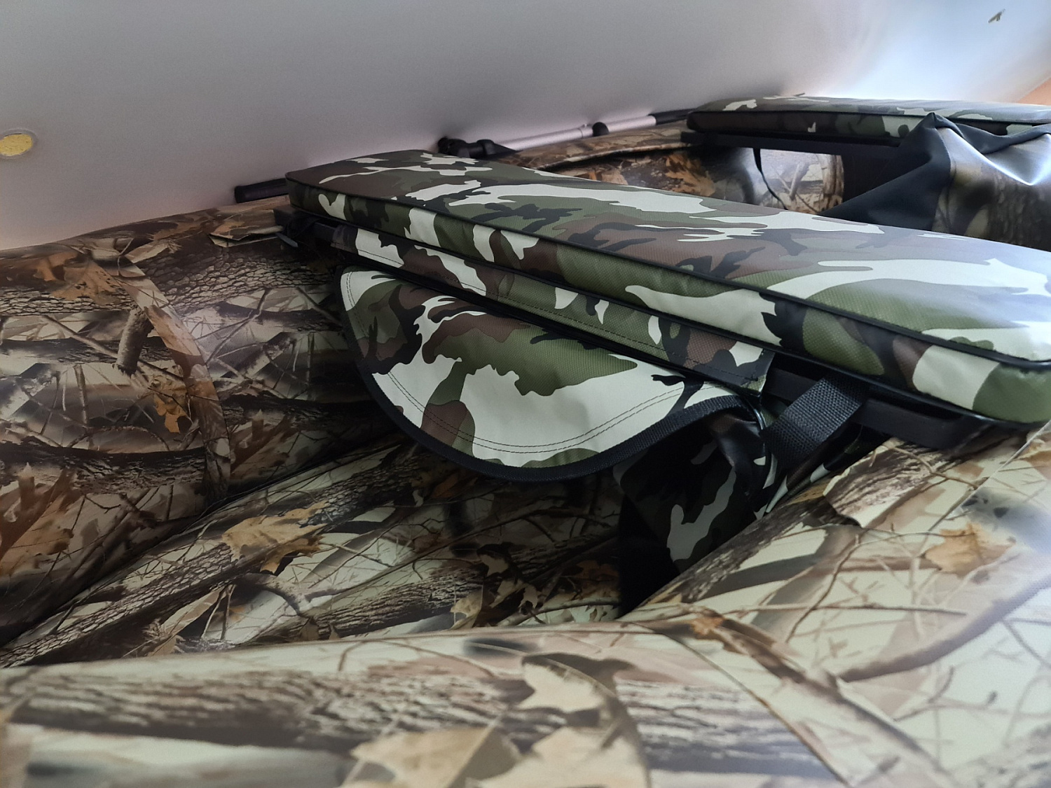 КОМПЛЕКТ МЯГКИХ НАКЛАДОК С СУМКОЙ ДЛЯ ЛОДОК 80Х20 КАМУФЛЯЖ в Салавате